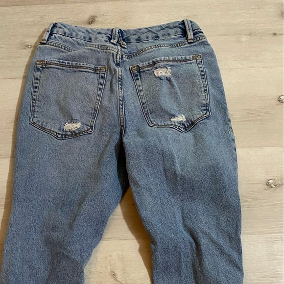 Good American Mom Jeans distressed raw hem medium light wash size 4/27 - Picture 6 of 8